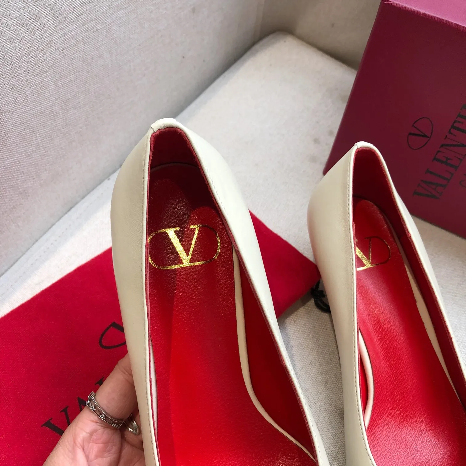 👟👟Ex-factory price 520👟👟 🆕Valentino. Valentino big v buckle shoes ㊙️Latest series in the counter, authentic version, perfect details It does not grind or tire your feet. It is a walking artifact. The last shape is completely compared to the counters. The details are perfect. Without the original version, it cannot be made so exquisite. Exclusive molded brass color. The highest version on the market. Fabric: imported sheepskin, lining and foot pads are all sheepskin. Color: 6 colors optional. Number of yards (34 to 41) 42 customized, non-refundable and non-exchangeable. Heel height: 4CM